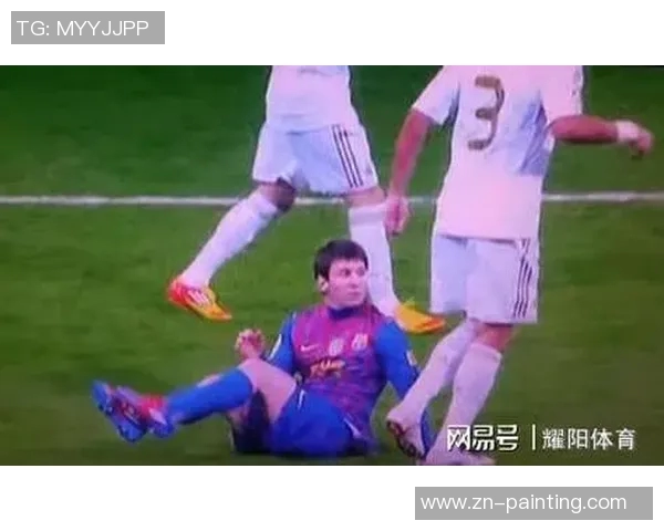 佩佩踩梅西手引发热议足球场上的意外瞬间与争议解读